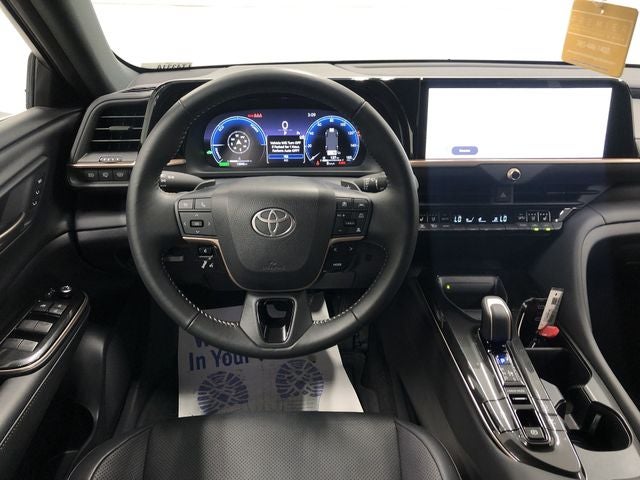 2025 Toyota CROWN SIGNIA XLE