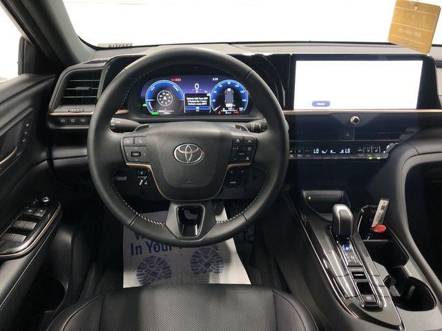 2025 Toyota CROWN SIGNIA XLE